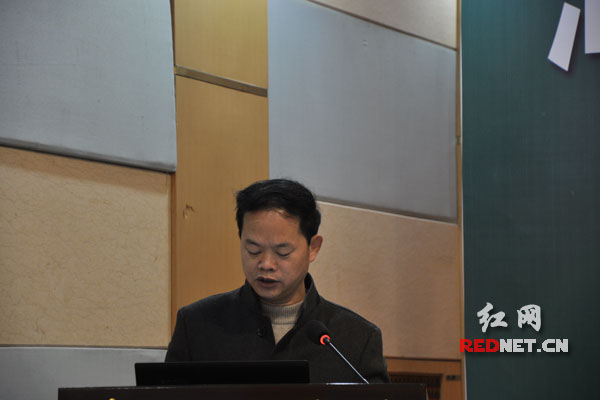 岳阳市禁烟志愿者协会会长李国武在会上作典型发言。